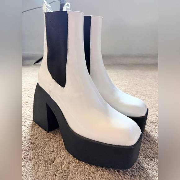 Steve Madden Shoes - Steve Madden white patent teaser platform boots